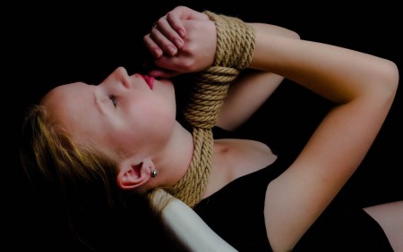 femme soumise attachée